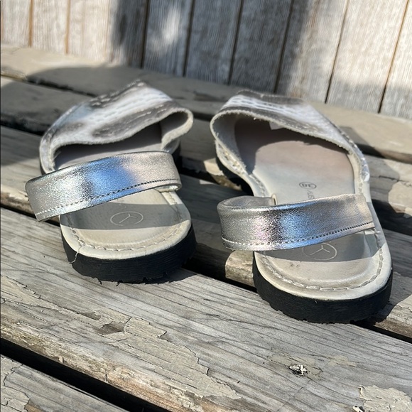 Unity in Diversity Silver Sandals reptile print - Picture 4 of 12